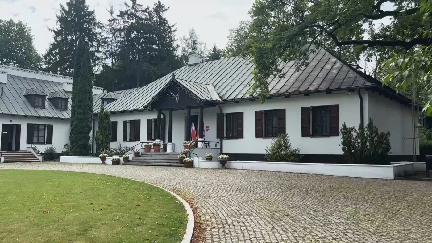 Dwór Reymontówka i otaczająca go zieleń w Chlewiskach